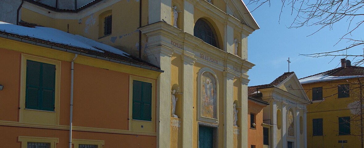 La chiesa vista di tre quarti