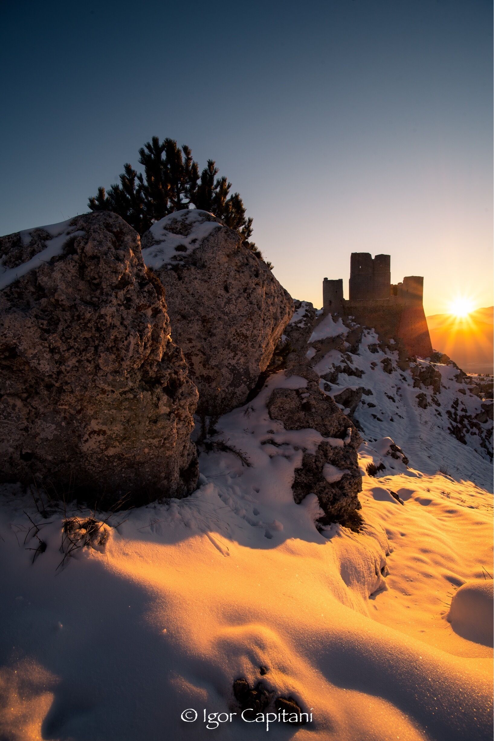 Un. Paradiso per gli occhi e per la mente non lontano da Roma nella splendida regione Abruzzo #roccacalascio#nikon#alba#sunrise#panoramica#pano#landscape#italia#paesaggio
#abruzzo#snow#neve