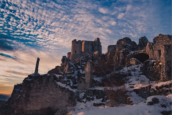 Un. Paradiso per gli occhi e per la mente non lontano da Roma nella splendida regione Abruzzo #roccacalascio#nikon#alba#sunrise#panoramica#pano#landscape#italia#paesaggio
#abruzzo#sunset