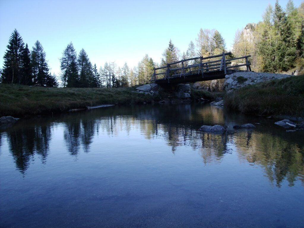 Il torrente Palobbia e uno dei ponticelli presenti presso l'altopiano "Foppe di Sotto" nella Valle di Braone, a pochi passi dal SIC "Torbiere Val Braone"