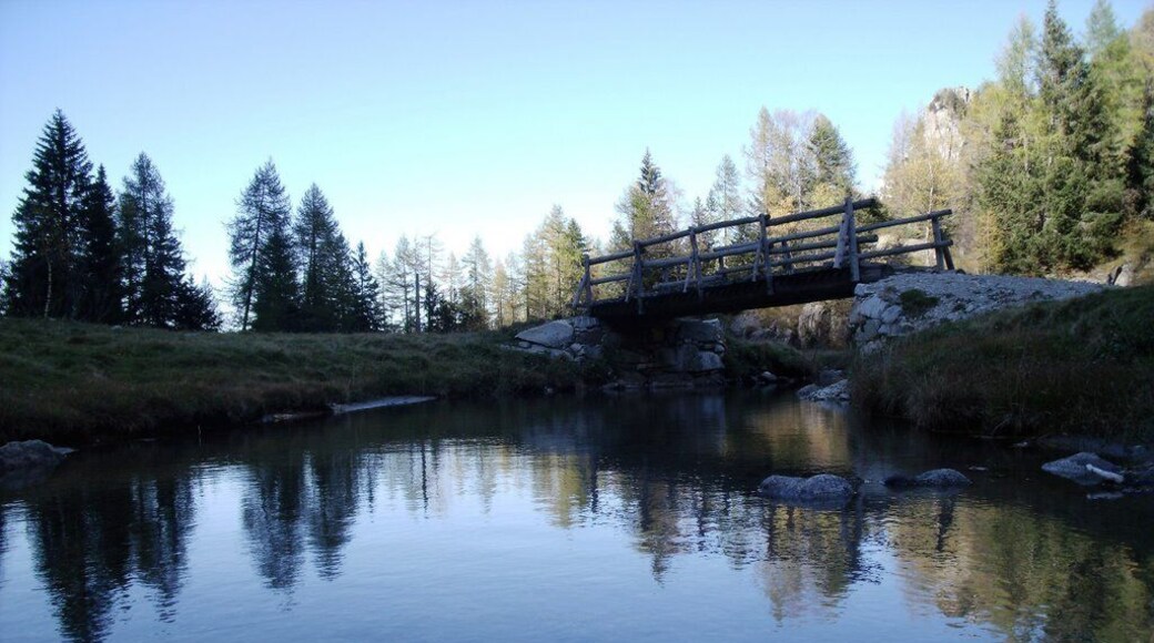 Il torrente Palobbia e uno dei ponticelli presenti presso l'altopiano "Foppe di Sotto" nella Valle di Braone, a pochi passi dal SIC "Torbiere Val Braone"