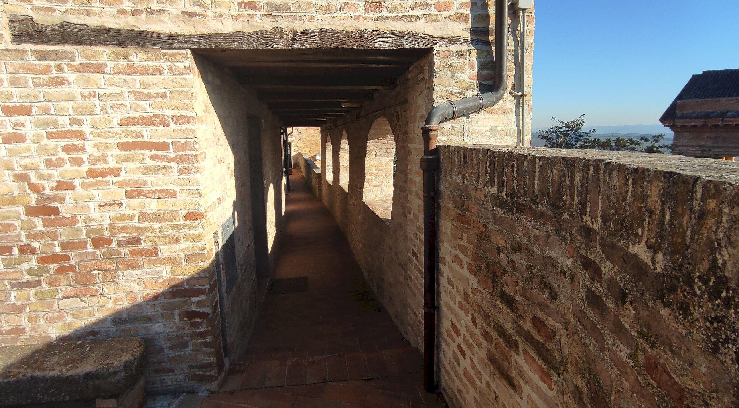 Il camminamento sulle mura dell'antico borgo di Belvedere Ostrense nelle Marche