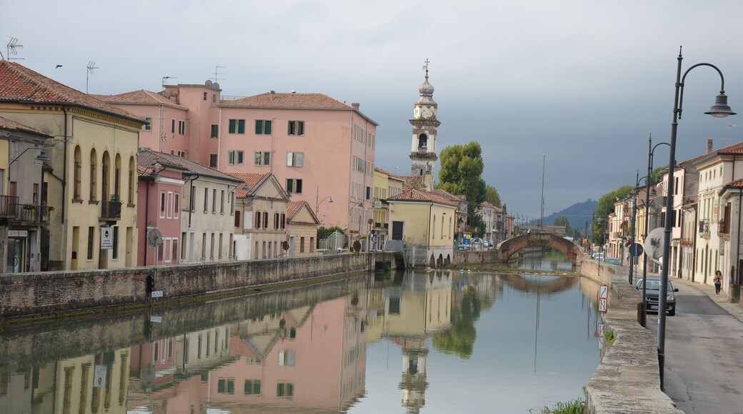This is one of those towns that once was served by the river. Today it's just a backwater, surviving against the odds but pleasant enough nonetheless.