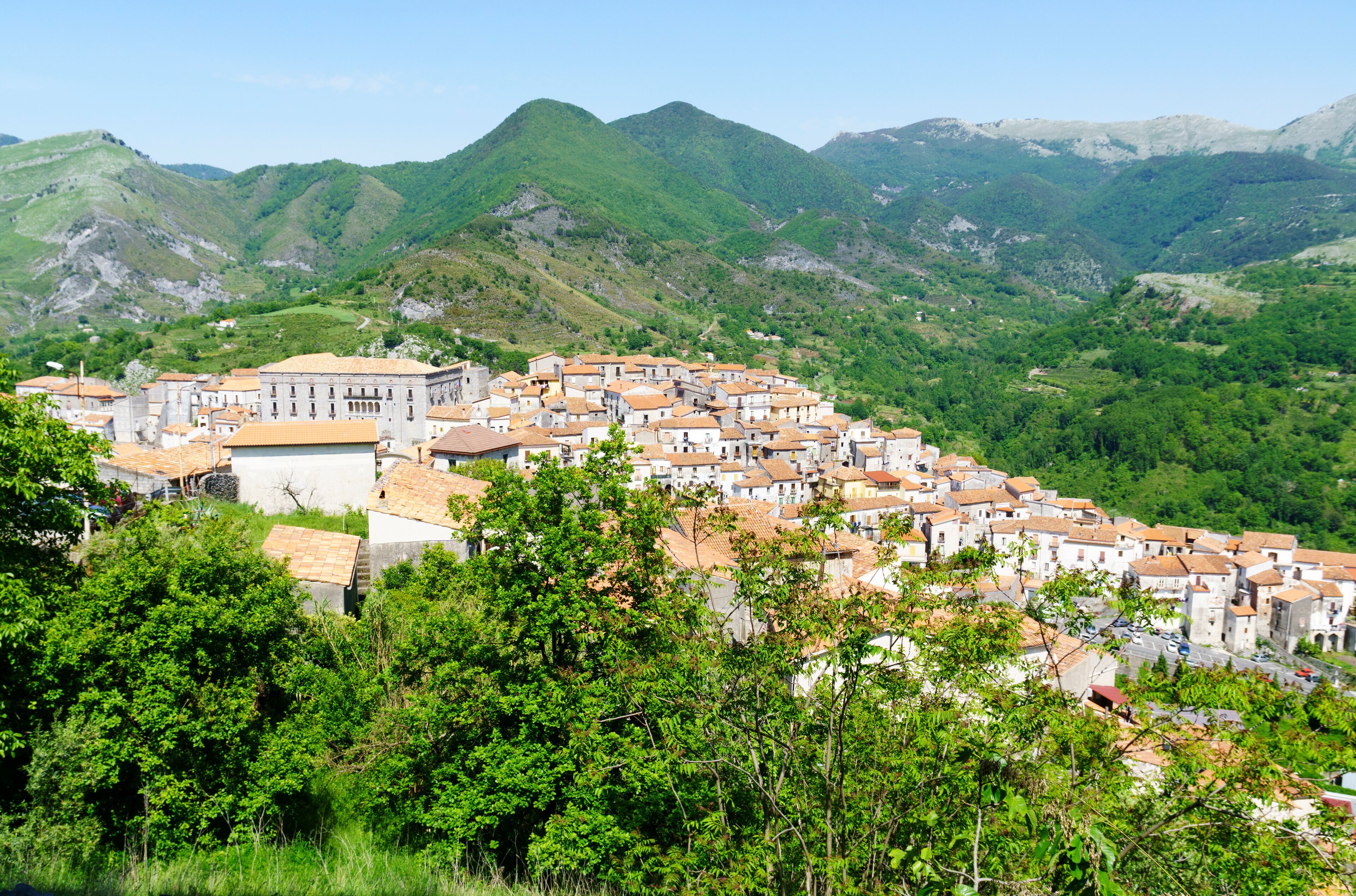 Blick über das Bergdorf Aieta in Kalabrien