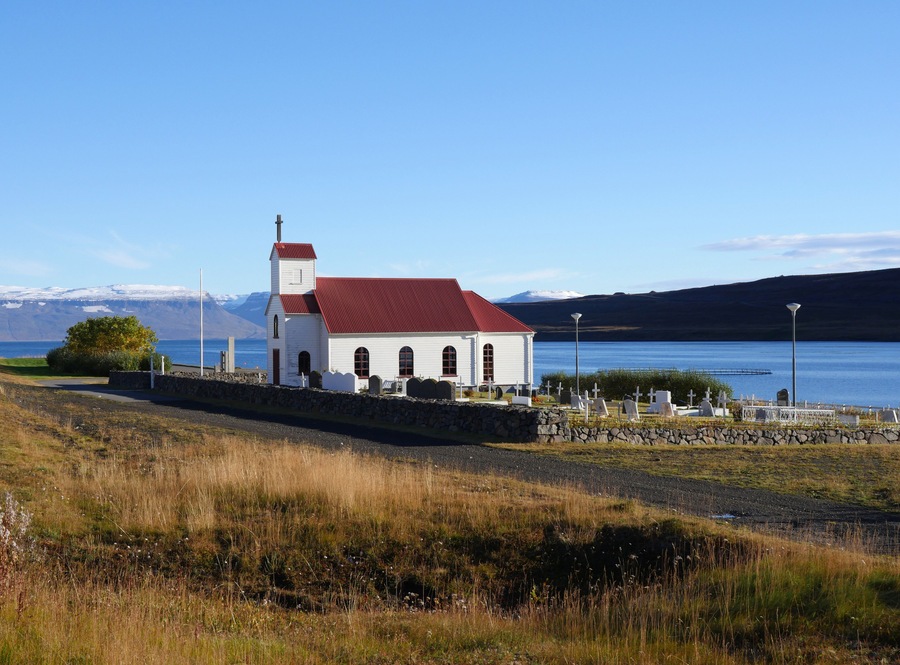 Kirche von Súðavík am Álftafjörður in den Westfjorden von Island