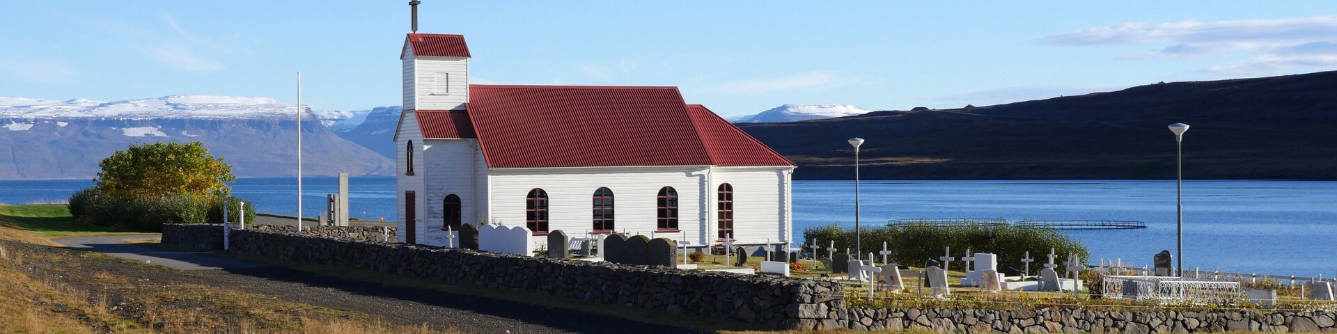 Kirche von Súðavík am Álftafjörður in den Westfjorden von Island