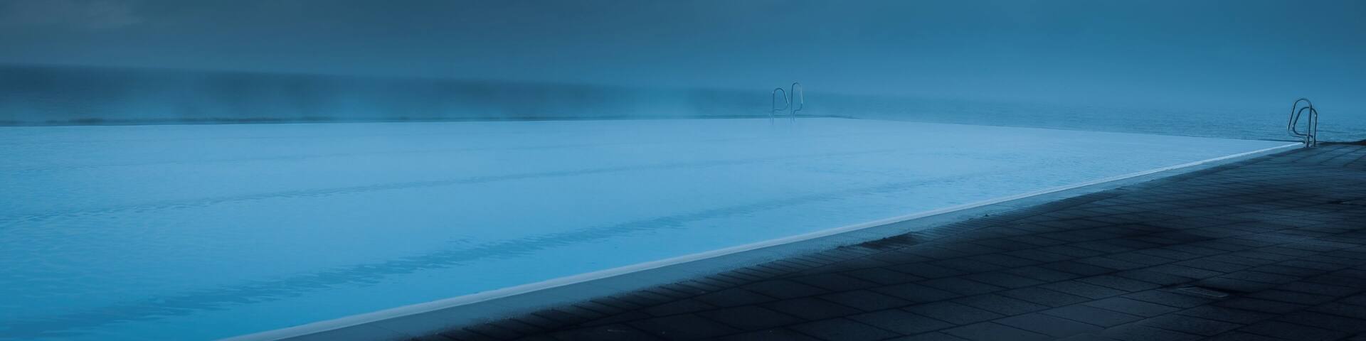 The Hofsos public swimming pool is located just next to the ocean. It's quiet and not too crowded ... and gives almost an infinity pool impression. Highly recommended #LikeALocal #bvsblue