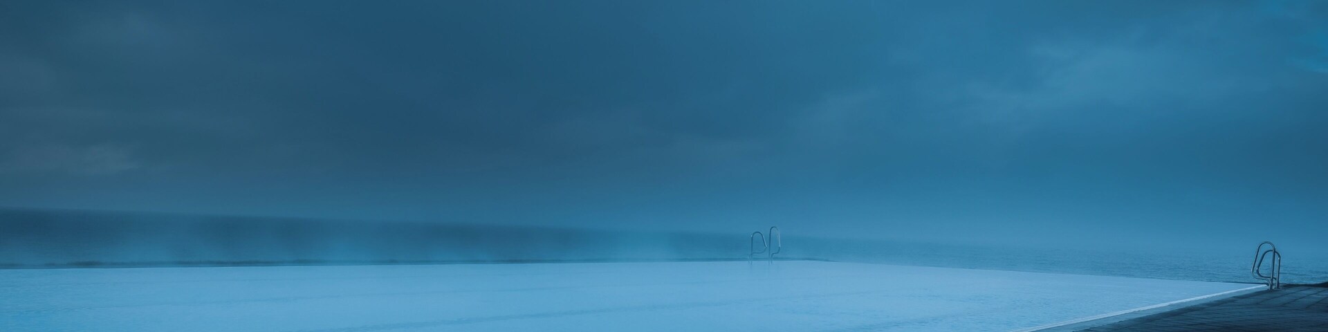 The Hofsos public swimming pool is located just next to the ocean. It's quiet and not too crowded ... and gives almost an infinity pool impression. Highly recommended #LikeALocal #bvsblue