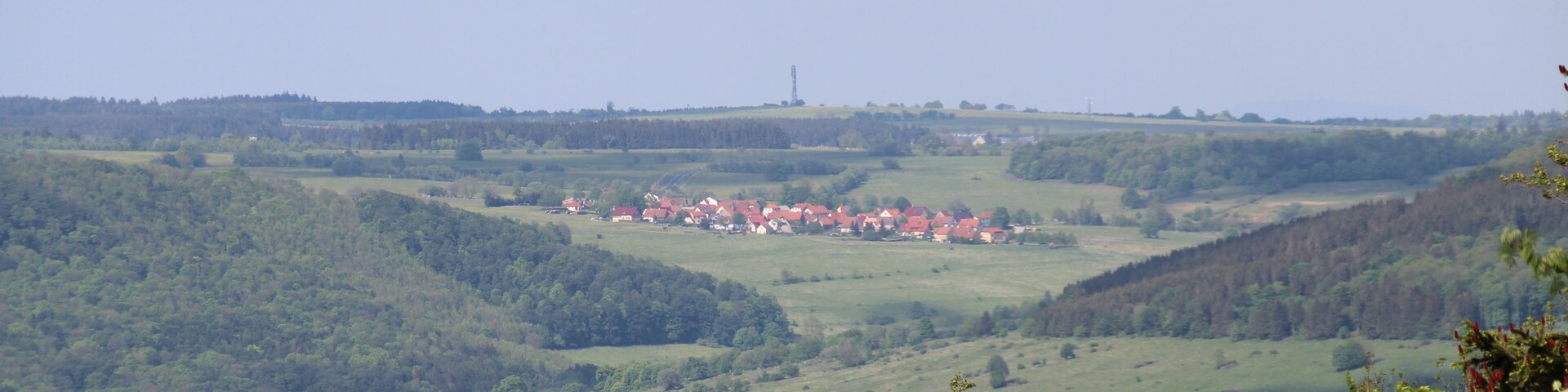 Blick vom Bereich zwischen Parkplatz Moorwiese und dem Mathesberg nordostwärts zur Ortschaft Birx und dem Schnitzersberg mit Sendemast