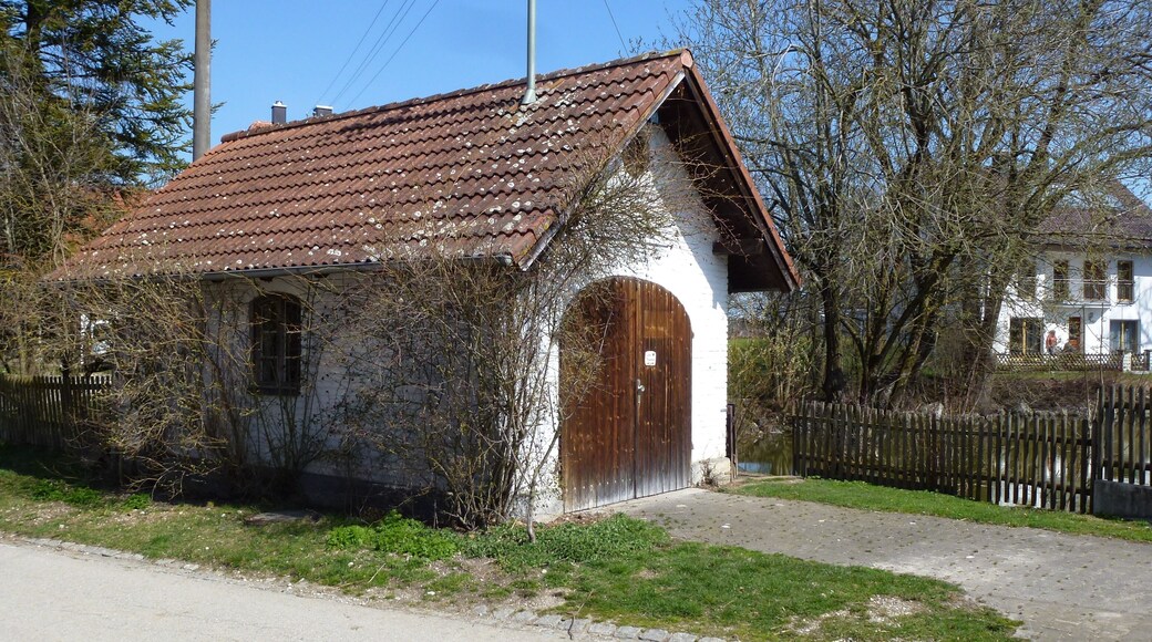Schöffelding, Schwabhauser StraĂe. Neben einem kleinen Löschteich liegt das Feuerhaus
