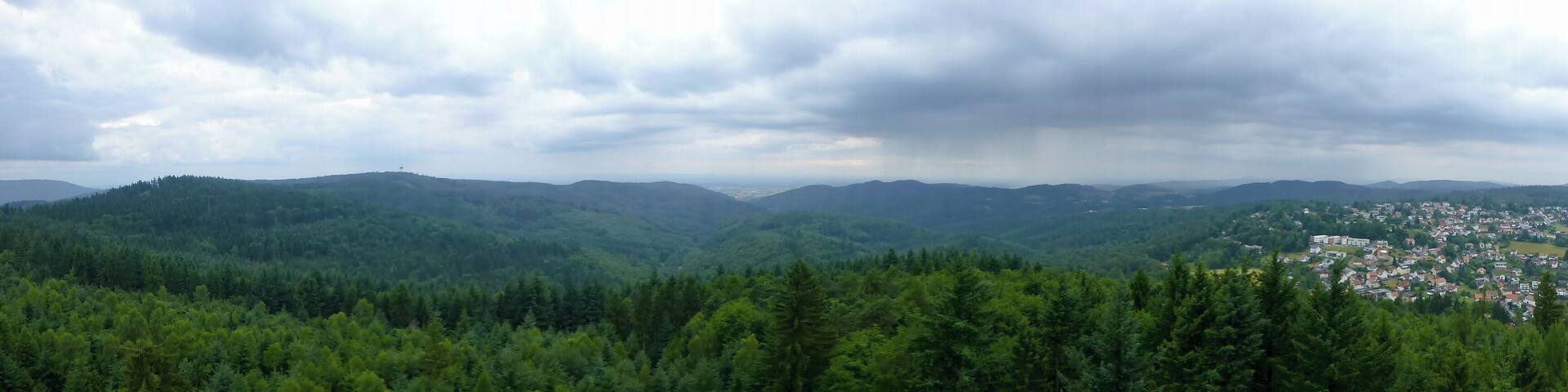 180° Panorama vom Teltschikturm; links der Königstuhl, rechts davor der Dossenheimer Kopf, weiter rechts der Weiße Stein mit Fernsehturm; Bildmitte die Rheinebene bei Mannheim, dahinter der Pfälzerwald; rechts Wilhelmsfeld, leicht links dahinter die Doppelkuppe vom Eichelberg (links) mit Wildleutstein (rechts)