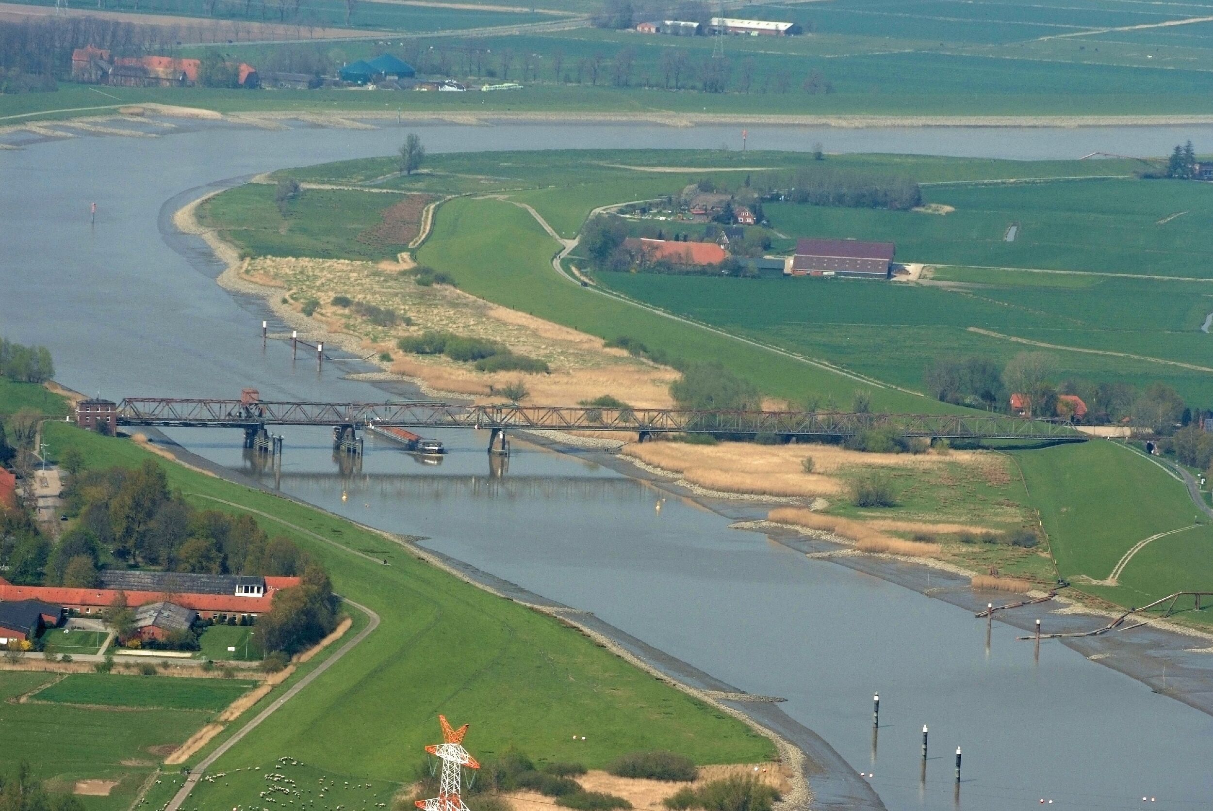 Friesenbrücke über die Ems bei Weener, Niedersachsen, Deutschland; eingleisige Eisenbahnbrücke mit beweglichem Teil (Rollklappbrücke, zweiter Überbau von links); Luftaufnahme während eines Fotoflugs von Nordholz-Spieka nach Oldenburg und Papenburg