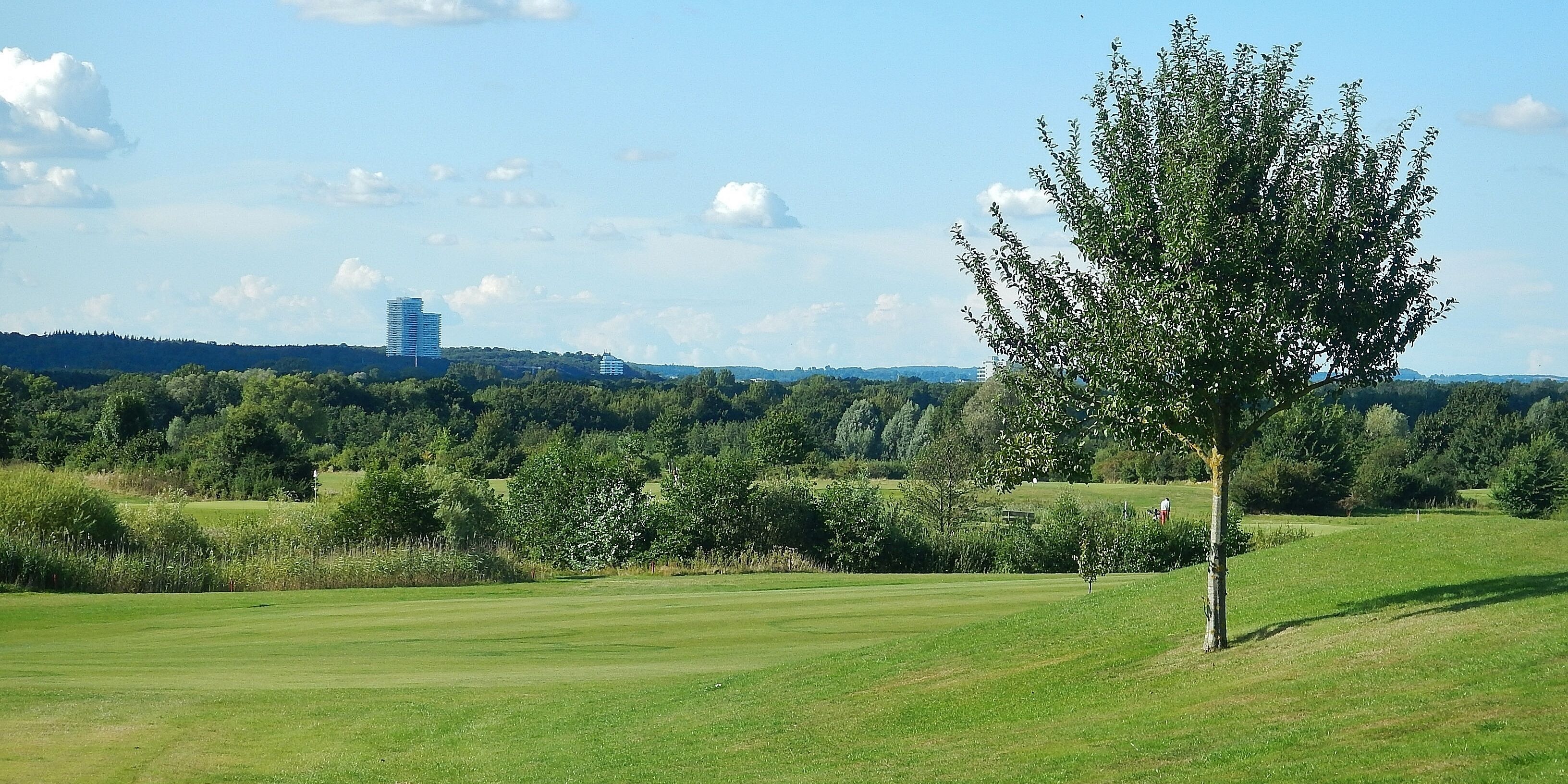 Ausblick vom Golfplatz Schloss Warnsdorf bis zum Maritim Hotel in Timmendorfer Strand