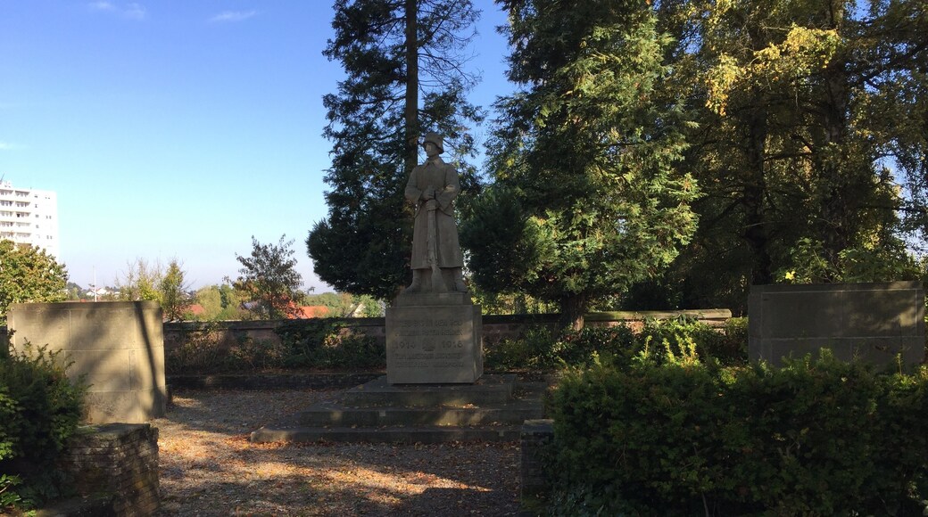 Kriegerdenkmal 1914/18 und 1939/45 in Waldmohr, Eichelscheider Straße. Kulturdenkmal, erbaut 1930, ergänzt nach 1945. Soldatenskulptur von Ludwig Rech, rechterhand Namenstafel von Gefallenen des Ersten Weltkrieges, linkerhand Namenstafel von Gefallenen des Zweiten Weltkrieges. Unterbau mit Namenstafeln von F. Cullmann und B. Marx. Gegenüber ist der Gedenkstein für die Opfer des Nationalsozialismus aufgestellt.