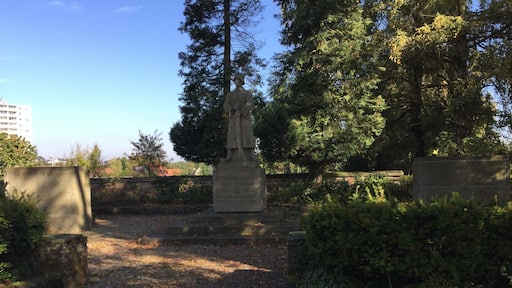 Kriegerdenkmal 1914/18 und 1939/45 in Waldmohr, Eichelscheider StraĂe. Kulturdenkmal, erbaut 1930, ergĂ€nzt nach 1945. Soldatenskulptur von Ludwig Rech, rechterhand Namenstafel von Gefallenen des Ersten Weltkrieges, linkerhand Namenstafel von Gefallenen des Zweiten Weltkrieges. Unterbau mit Namenstafeln von F. Cullmann und B. Marx. GegenĂŒber ist der Gedenkstein fĂŒr die Opfer des Nationalsozialismus aufgestellt.