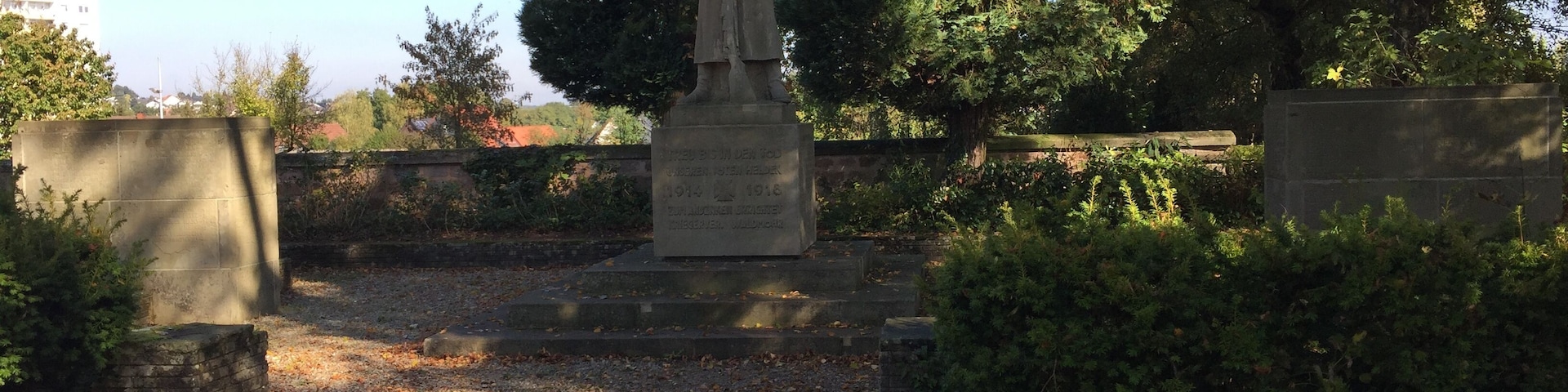 Kriegerdenkmal 1914/18 und 1939/45 in Waldmohr, Eichelscheider Straße. Kulturdenkmal, erbaut 1930, ergänzt nach 1945. Soldatenskulptur von Ludwig Rech, rechterhand Namenstafel von Gefallenen des Ersten Weltkrieges, linkerhand Namenstafel von Gefallenen des Zweiten Weltkrieges. Unterbau mit Namenstafeln von F. Cullmann und B. Marx. Gegenüber ist der Gedenkstein für die Opfer des Nationalsozialismus aufgestellt.