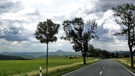 3 Spitzkegelhalden bei Mansfeld von der B 242
