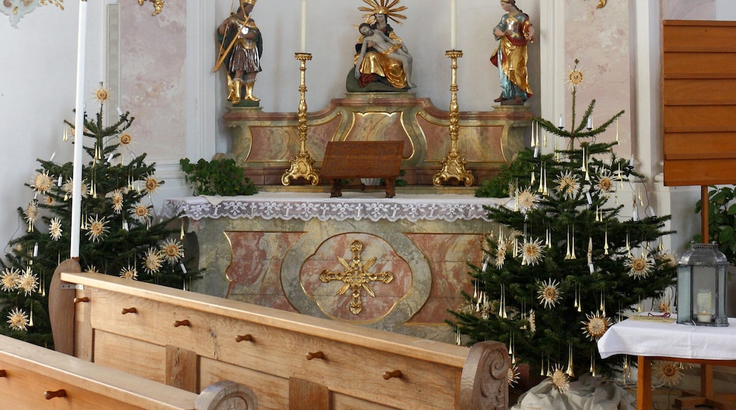 Pfarrkirche Heilig Kreuz in Burg, Gemeinde Thannhausen; linker Neurokokoaltar mit großer Muttergottesfigur, um 1720, sowie einer Pietà (18. Jh.) und Figuren Davids und einer Heiligen, beide um 1720