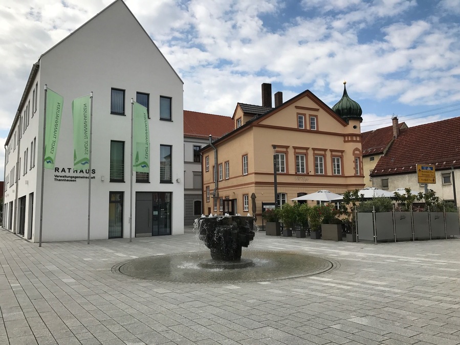 There is the Town Hall of the city Thannhausen in the right building. Before that, the so-called rock fountain is located. The left building is named after the writer Dr. W. Bauberger (1809-1883), he lived there once.