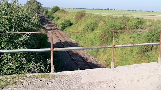 Brücke über die Bahnstrecke Eilenburg-Wurzen des Feldweges Im Ilsental als Verbindung zwischen der S19 Eilenburg-Böhlitz und der Straße Thallwitz-Böhlitz; Blick Richtung Eilenburg