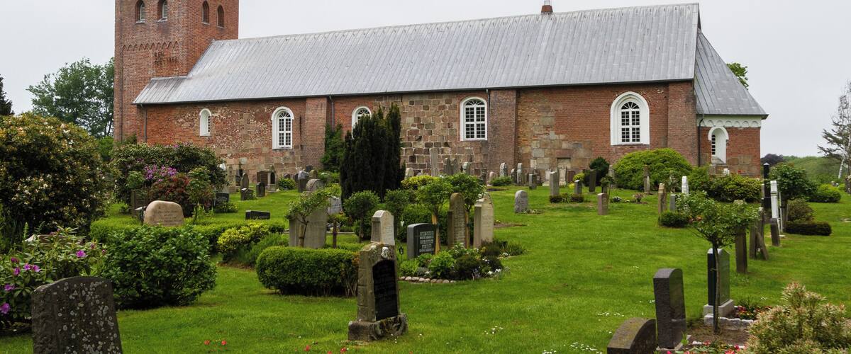 Designation: Churchyard with stone wall Location: Sarkstig House number: 1 Place: Süderende, Collective municipality Föhr-Amrum, District Nordfriesland, Schleswig-Holstein, Federal Republic of Germany Construction time: second half of the 12th century Description: St. Laurentii was first mentioned in a Church Directory from the year 1240. The building has been extended several times in the centuries of the existence. Object identification: 19364