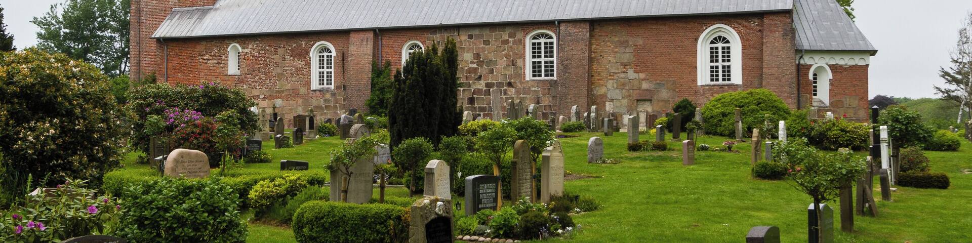 Designation: Churchyard with stone wall Location: Sarkstig House number: 1 Place: Süderende, Collective municipality Föhr-Amrum, District Nordfriesland, Schleswig-Holstein, Federal Republic of Germany Construction time: second half of the 12th century Description: St. Laurentii was first mentioned in a Church Directory from the year 1240. The building has been extended several times in the centuries of the existence. Object identification: 19364