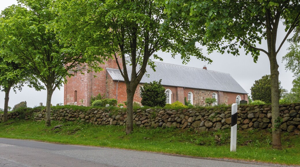 Designation: Churchyard with stone wall Location: Sarkstig House number: 1 Place: Süderende, Collective municipality Föhr-Amrum, District Nordfriesland, Schleswig-Holstein, Federal Republic of Germany Construction time: second half of the 12th century Description: St. Laurentii was first mentioned in a Church Directory from the year 1240. The building has been extended several times in the centuries of the existence. Object identification: 19364