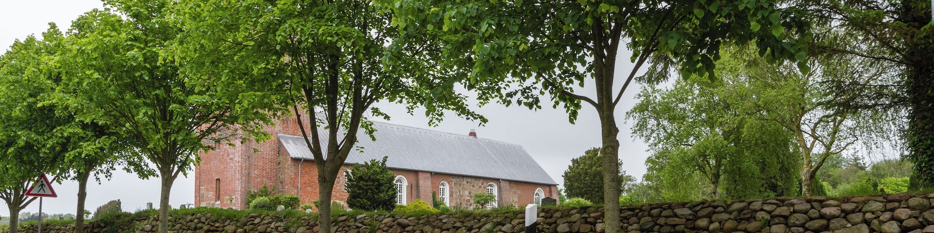 Designation: Churchyard with stone wall Location: Sarkstig House number: 1 Place: Süderende, Collective municipality Föhr-Amrum, District Nordfriesland, Schleswig-Holstein, Federal Republic of Germany Construction time: second half of the 12th century Description: St. Laurentii was first mentioned in a Church Directory from the year 1240. The building has been extended several times in the centuries of the existence. Object identification: 19364