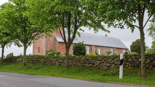 Designation: Churchyard with stone wall Location: Sarkstig House number: 1 Place: Süderende, Collective municipality Föhr-Amrum, District Nordfriesland, Schleswig-Holstein, Federal Republic of Germany Construction time: second half of the 12th century Description: St. Laurentii was first mentioned in a Church Directory from the year 1240. The building has been extended several times in the centuries of the existence. Object identification: 19364