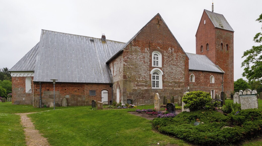 Designation: Churchyard with stone wall Location: Sarkstig House number: 1 Place: Süderende, Collective municipality Föhr-Amrum, District Nordfriesland, Schleswig-Holstein, Federal Republic of Germany Construction time: second half of the 12th century Description: St. Laurentii was first mentioned in a Church Directory from the year 1240. The building has been extended several times in the centuries of the existence. Object identification: 19364