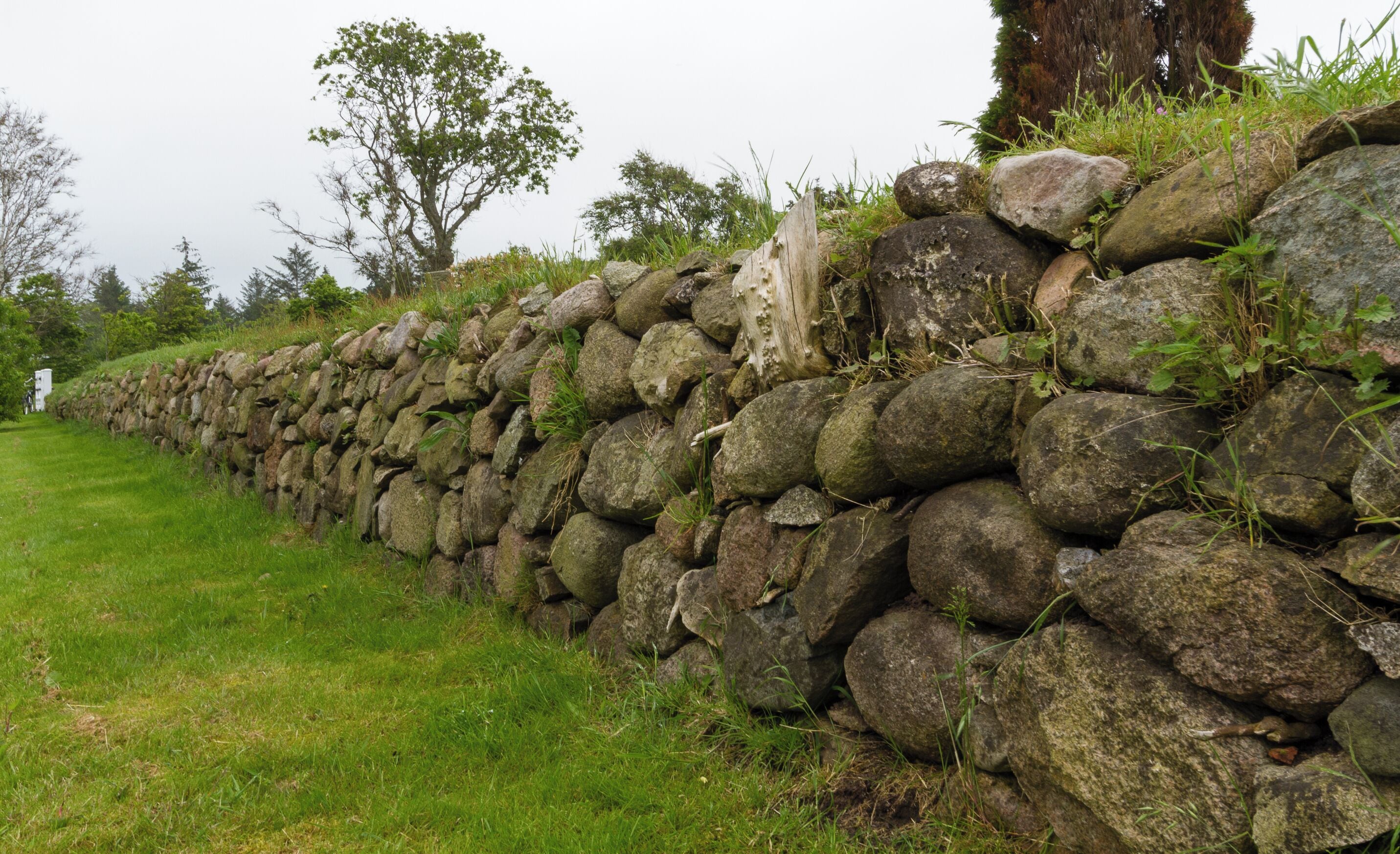 Designation: Churchyard with stone wall Location: Sarkstig House number: 1 Place: Süderende, Collective municipality Föhr-Amrum, District Nordfriesland, Schleswig-Holstein, Federal Republic of Germany Construction time: second half of the 12th century Description: St. Laurentii was first mentioned in a Church Directory from the year 1240. The building has been extended several times in the centuries of the existence. Object identification: 19364