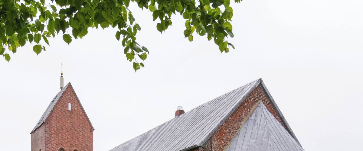 Designation: Churchyard with stone wall Location: Sarkstig House number: 1 Place: Süderende, Collective municipality Föhr-Amrum, District Nordfriesland, Schleswig-Holstein, Federal Republic of Germany Construction time: second half of the 12th century Description: St. Laurentii was first mentioned in a Church Directory from the year 1240. The building has been extended several times in the centuries of the existence. Object identification: 19364