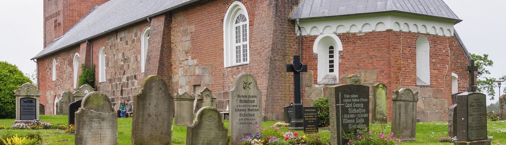 Designation: Churchyard with stone wall Location: Sarkstig House number: 1 Place: SĂŒderende, Collective municipality Föhr-Amrum, District Nordfriesland, Schleswig-Holstein, Federal Republic of Germany Construction time: second half of the 12th century Description: St. Laurentii was first mentioned in a Church Directory from the year 1240. The building has been extended several times in the centuries of the existence. Object identification: 19364