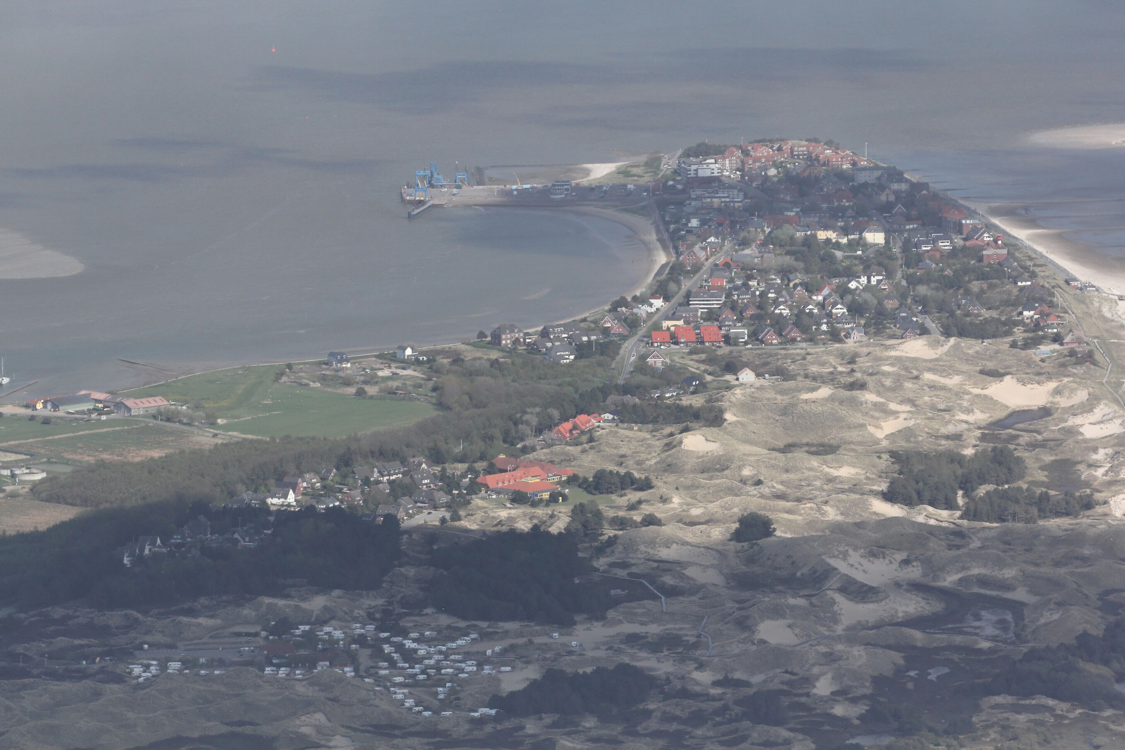 Luftaufnahme: der Ort Wittdün auf Amrum von Westen