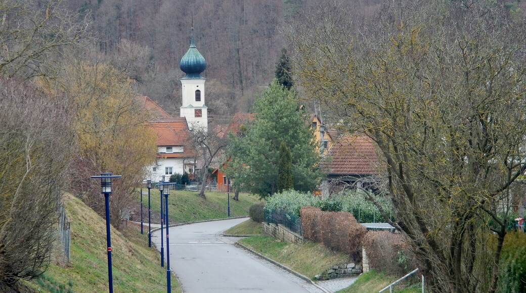 Beim 366 km langen Neckartalradweg: Blick auf die katholische Kirche St. Georg in Starzach-Sulzau