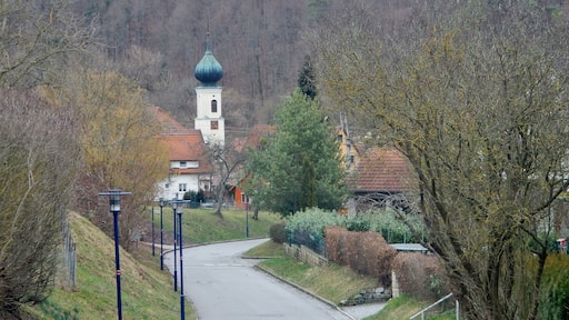 Beim 366 km langen Neckartalradweg: Blick auf die katholische Kirche St. Georg in Starzach-Sulzau