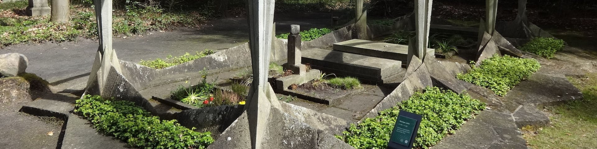 Der Südwestkirchhof der Berliner Stadtsynode in Stahnsdorf oder kurz Südwestkirchhof Stahnsdorf sind die Friedhöfe der evangelischen Kirchengemeinde des Berliner Stadtsynodalverbandes sowie der damaligen Stadtkreise Charlottenburg und Schöneberg. Auf ihm sind eine Vielzahl bekannter Persönlichkeiten beerdigt.