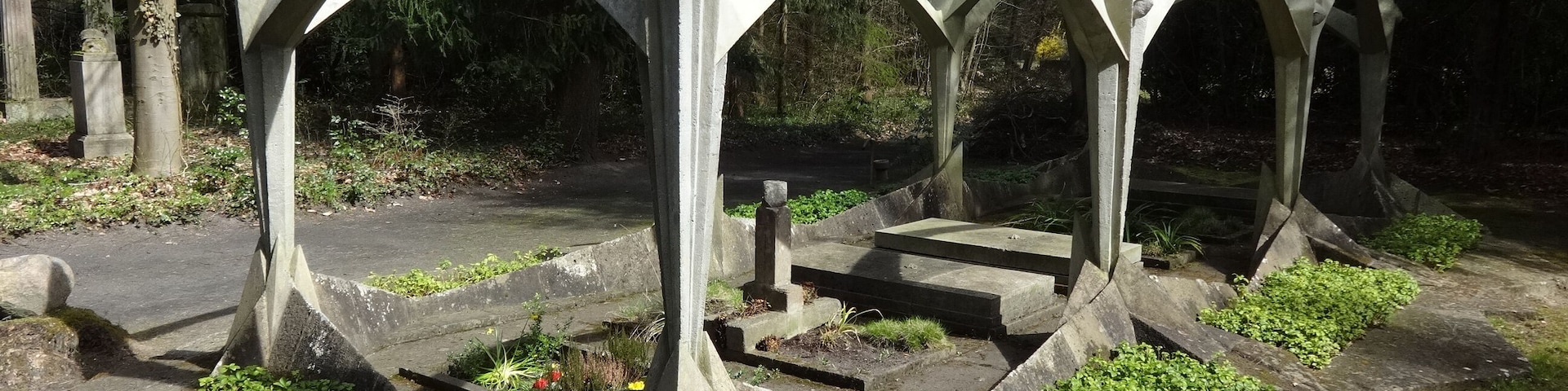 Der SĂŒdwestkirchhof der Berliner Stadtsynode in Stahnsdorf oder kurz SĂŒdwestkirchhof Stahnsdorf sind die Friedhöfe der evangelischen Kirchengemeinde des Berliner Stadtsynodalverbandes sowie der damaligen Stadtkreise Charlottenburg und Schöneberg. Auf ihm sind eine Vielzahl bekannter Persönlichkeiten beerdigt.