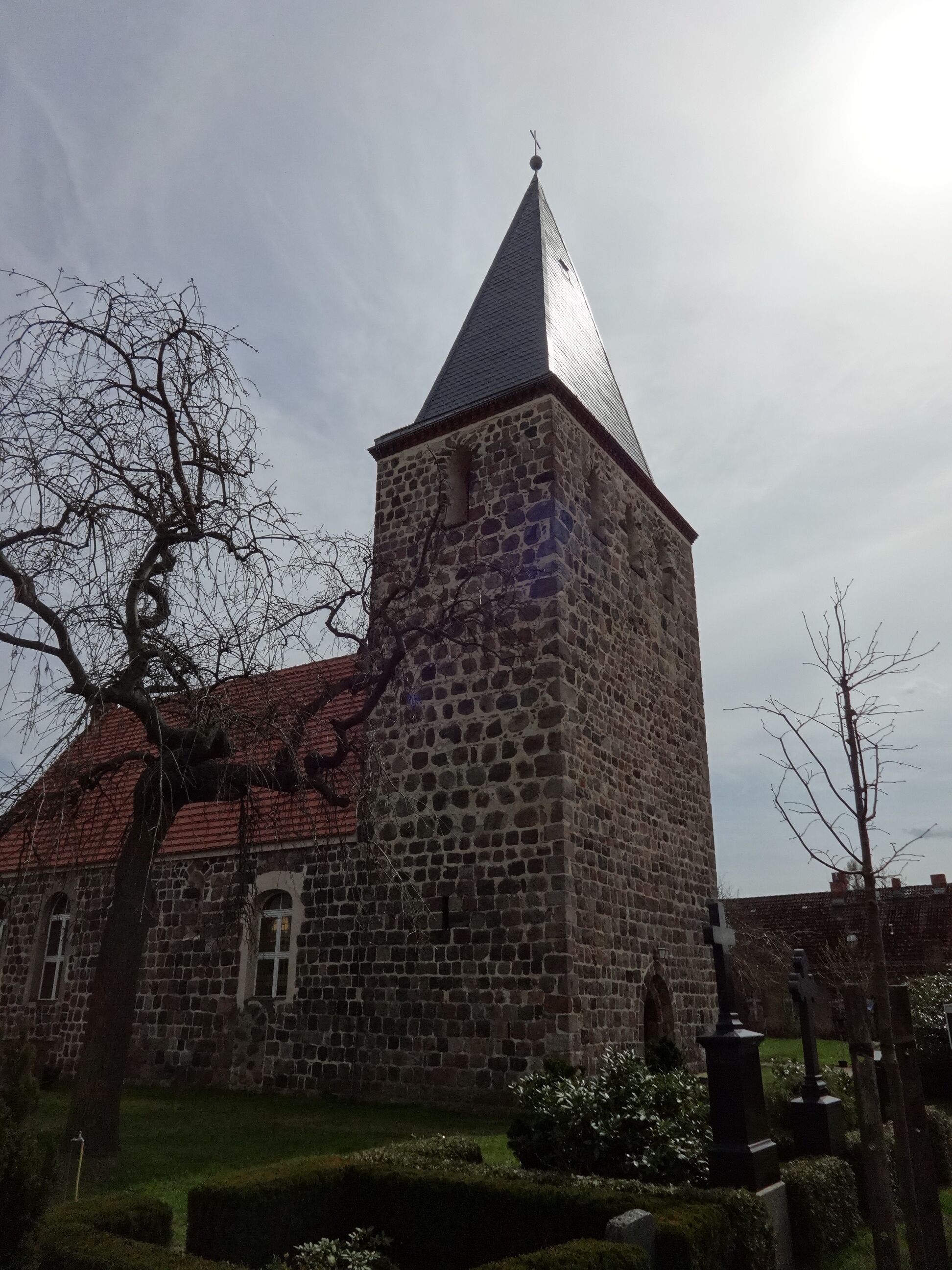 Die Dorfkirche Güterfelde ist eine Feldsteinkirche aus dem 13. Jahrhundert. Der zuvor eingezogene Chor wurde im Jahr 1867 von der Kirchengemeinde auf die Breite des Kirchenschiffs aufgemauert. Anfang des 21. Jahrhunderts wurde das Bauwerk saniert.