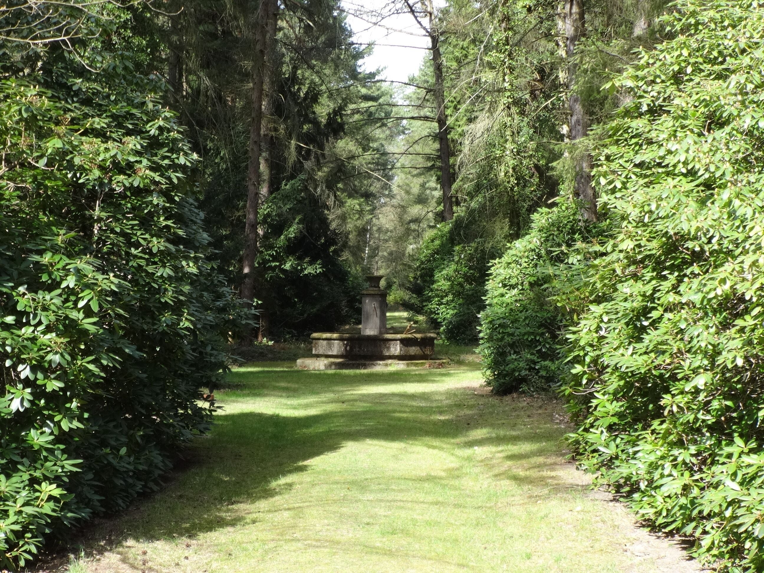 Der Südwestkirchhof der Berliner Stadtsynode in Stahnsdorf oder kurz Südwestkirchhof Stahnsdorf sind die Friedhöfe der evangelischen Kirchengemeinde des Berliner Stadtsynodalverbandes sowie der damaligen Stadtkreise Charlottenburg und Schöneberg. Auf ihm sind eine Vielzahl bekannter Persönlichkeiten beerdigt. 8