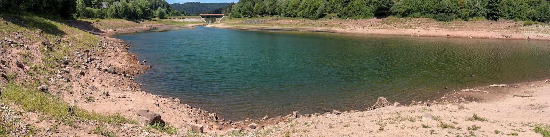 Panorama Landschaft im Sommer am unteren See der Nagoldtalsperre, Schwarzwald, Deutschland