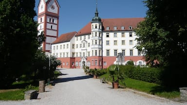 Kloster Scheyern, unbedingt eine Führung mitmachen und dann den herrlichen Biergarten genießen.