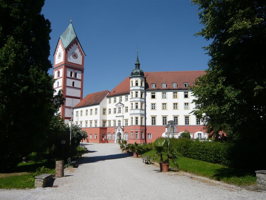 Kloster Scheyern, unbedingt eine Führung mitmachen und dann den herrlichen Biergarten genießen.
