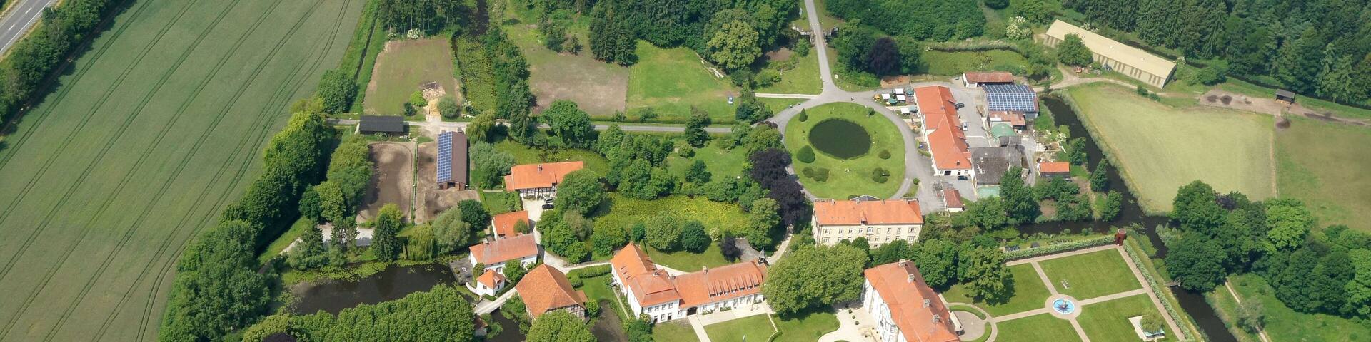Bei Schloss Harkotten in FĂŒchtorf bei Sassenberg, Nordrhein-Westfalen, handelt es sich um eine Doppelschlossanlage. Schloss von Ketteler ist ein um 1767 fertiggestelltes Barockschloss. Schloss von Korff wurde 1804 bis 1806 im Stil des Klassizismus erbaut. VorgĂ€ngerbauten stammten aus dem 14. Jahrhundert. Die Aufnahme entstand wĂ€hrend des MĂŒnsterland-Fotoflugs am 1. Juni 2014. Hinweis: Die Aufnahme wurde aus dem Flugzeug durch eine Glasscheibe hindurch fotografiert. This file was uploaded with Commonist.
