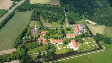 Bei Schloss Harkotten in Füchtorf bei Sassenberg, Nordrhein-Westfalen, handelt es sich um eine Doppelschlossanlage. Schloss von Ketteler ist ein um 1767 fertiggestelltes Barockschloss. Schloss von Korff wurde 1804 bis 1806 im Stil des Klassizismus erbaut. Vorgängerbauten stammten aus dem 14. Jahrhundert. Die Aufnahme entstand während des Münsterland-Fotoflugs am 1. Juni 2014. Hinweis: Die Aufnahme wurde aus dem Flugzeug durch eine Glasscheibe hindurch fotografiert. This file was uploaded with Commonist.