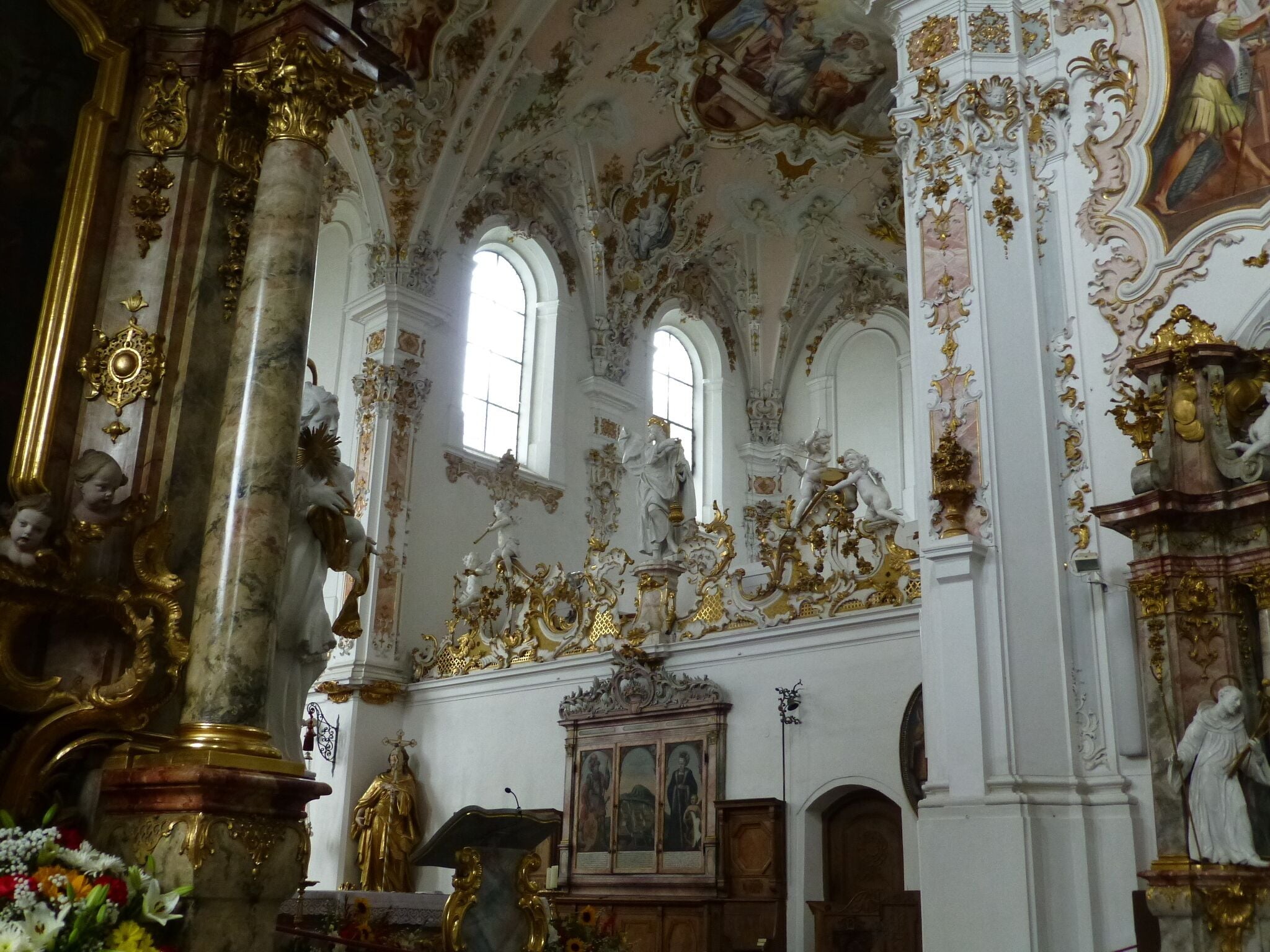 Rottenbuch, Stiftskirche Mariä Geburt, Oben im Gebälk tummeln sich lustige Engelkinder.