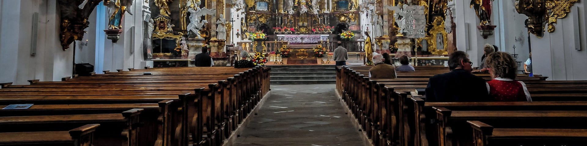 Um 1085, zur Zeit der Klostergründung durch Herzog Welf I wurde bereits eine romanische, dreischiffige Basilika mit Querschiff und Flachdach errichtet. Mitte des 15 Jhd wurde die Kirche durch den Baumeister Hansen erstmals umgebaut. Heute ist die Kirche eine dreischiffige Basilika, mit freistehenden Glockenturm und romanischen Grundriss. Die architektonischen Proportionen sind Gotisch. Im Innenraum verschmelzen die Stilrichtungen des Rokoko, der Gotik und der Romantik. Sie ist eine der schönsten Kirchen Deutschlands und ein Juwel des Allgäuer Pfaffenwinkels Around 1085, the time of the founding of the monastery by Duke Welf I, a Romanesque three-nave basilica was built with transept and flat roof. Middle of the 15th century the church was rebuilt for the first time by the builder Hansen. Today the church is a basilica, with free-standing bell tower and Romanesque ground plan. The architectural proportions are Gothic. In the interior fuse the styles of the Rococo, Gothic and Romance. It is one of the most beautiful churches in Germany and a jewel of the allgaeur Pfaffenwinkel.