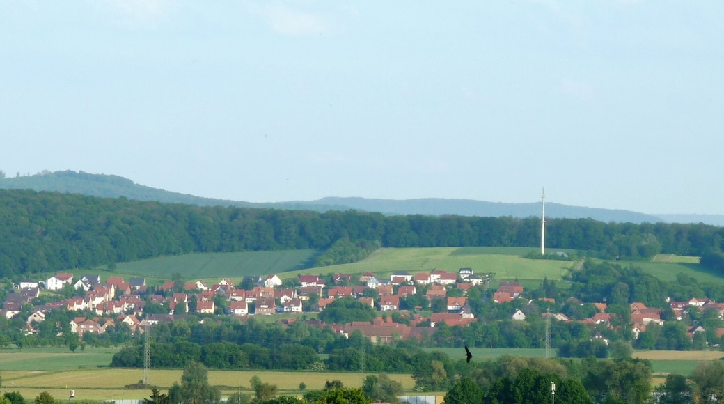Blick von Nordnordwesten auf Sieboldshausen, Gemeinde Rosdorf, SĂŒdniedersachsen. Hinter dem Ort der bewaldete JĂ€gerberg und Henkeberg