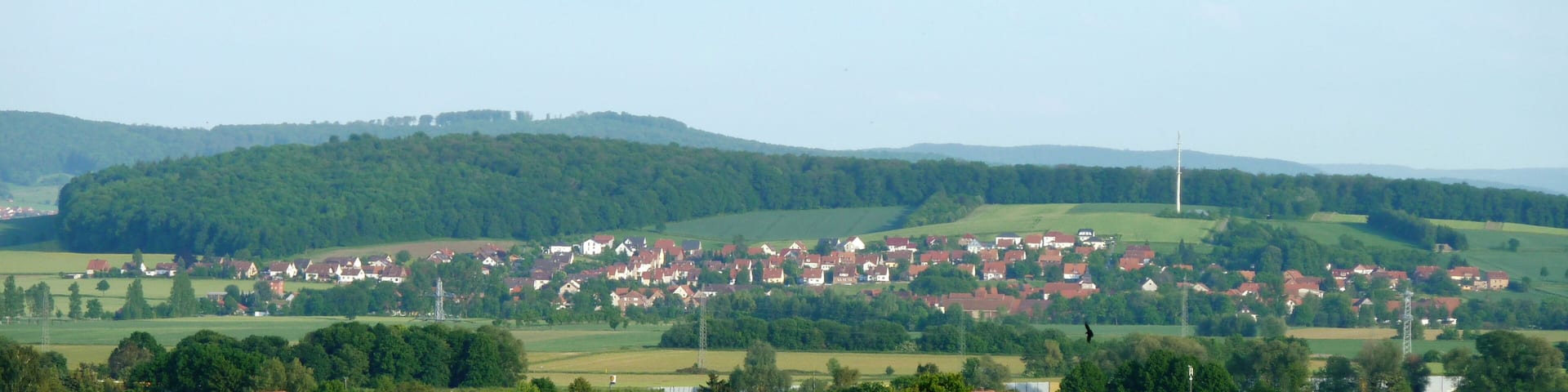 Blick von Nordnordwesten auf Sieboldshausen, Gemeinde Rosdorf, Südniedersachsen. Hinter dem Ort der bewaldete Jägerberg und Henkeberg