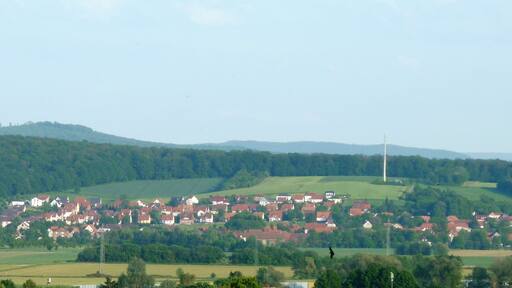 Blick von Nordnordwesten auf Sieboldshausen, Gemeinde Rosdorf, Südniedersachsen. Hinter dem Ort der bewaldete Jägerberg und Henkeberg